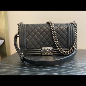AUTHENTIC Chanel boy bag size Medium.